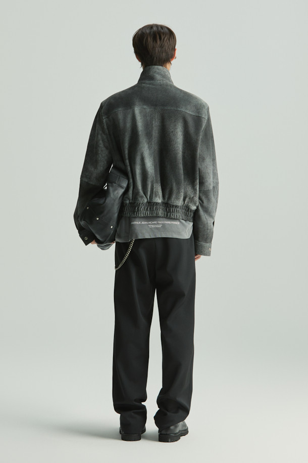 Fissure(피셔) 이펙트 가죽 하이넥 블루종은 세미 오버핏으로, 모던하고 시크한 스타일을 연출합니다. 양가죽과 스웨이드 소재를 사용하여 부드러운 촉감과 고급스러운 분위기를 선사하며, 하이넥 디자인과 절개 라인, 포켓 디테일이 특징입니다. 가을과 겨울에 따뜻하게 착용할 수 있으며, 데이트룩, 모임룩, 출근룩 등 다양한 TPO에 활용 가능합니다. 무지 디자인과 긴 소매 기장으로 클래식하면서도 미니멀한 매력을 더합니다. 안감은 폴리에스터와 레이온 혼방으로 제작되었습니다.
