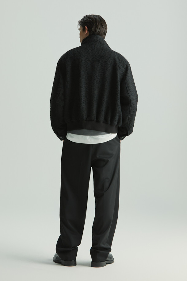 Portique(포티크) 와이드 투턱 밴딩 슬랙스는 남녀 모두 착용 가능한 사계절용 슬랙스입니다. 모, 폴리에스터, 폴리우레탄 혼방 소재로 제작되어 부드러운 촉감과 편안한 착용감을 제공합니다. 와이드핏과 투턱 디자인으로 클래식하고 시크한 스타일을 연출하며, 밴딩 허리 디테일로 활동성을 높였습니다. 오피스룩, 비즈니스 캐주얼, 출근룩 등 다양한 TPO에 활용하기 좋으며, 워셔블 기능으로 관리가 용이합니다.
