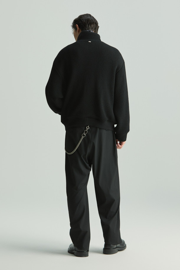 레제 울 혼방 벌룬핏 팬딩 슬랙스는 가을, 겨울 시즌에 어울리는 클래식 스타일의 슬랙스입니다. 폴리에스터, 모, 레이온, 폴리우레탄 혼방 소재로 제작되어 편안한 착용감과 고급스러운 핏을 선사합니다. 벌룬핏 디자인과 하프 밴딩으로 활동성을 높였으며, 전면 2턱과 후면 사이드 턱 디테일이 특징입니다. 출근룩, 비즈니스 캐주얼, 모임룩 등 다양한 때와 장소와 목적에 활용 가능하며, 미니멀한 스타일 연출에도 용이합니다. 스트레치 소재로 제작되어 편안함까지 더했습니다.