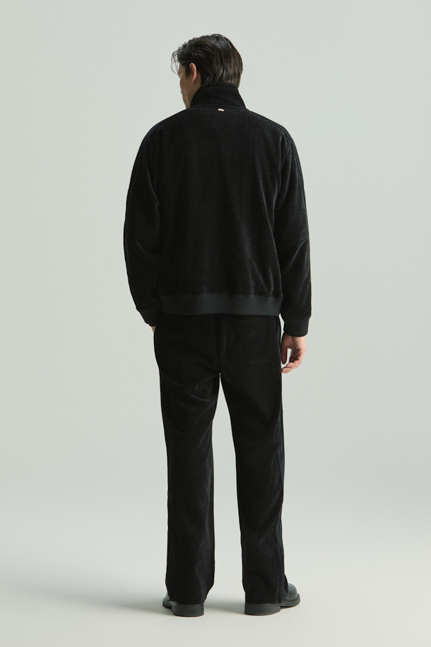 Fluides(플루이드) 트랙 팬츠는 여성 및 남성을 위한 얇은 두께의 긴바지로, 부드러운 벨벳 터치 져지 소재로 제작되어 편안한 착용감을 선사합니다. 루즈핏으로 제작되어 스포티하면서도 시크한 스타일을 연출하며, 일상복뿐만 아니라 집콕룩으로도 활용하기 좋습니다. 블랙 컬러의 무지 디자인에 톤온톤 매칭 테잎 디테일이 돋보이며, 허리 스트링으로 사이즈 조절이 가능합니다. 사계절 모두 착용 가능하며 미니멀한 스타일을 즐기는 분들께 추천합니다.
