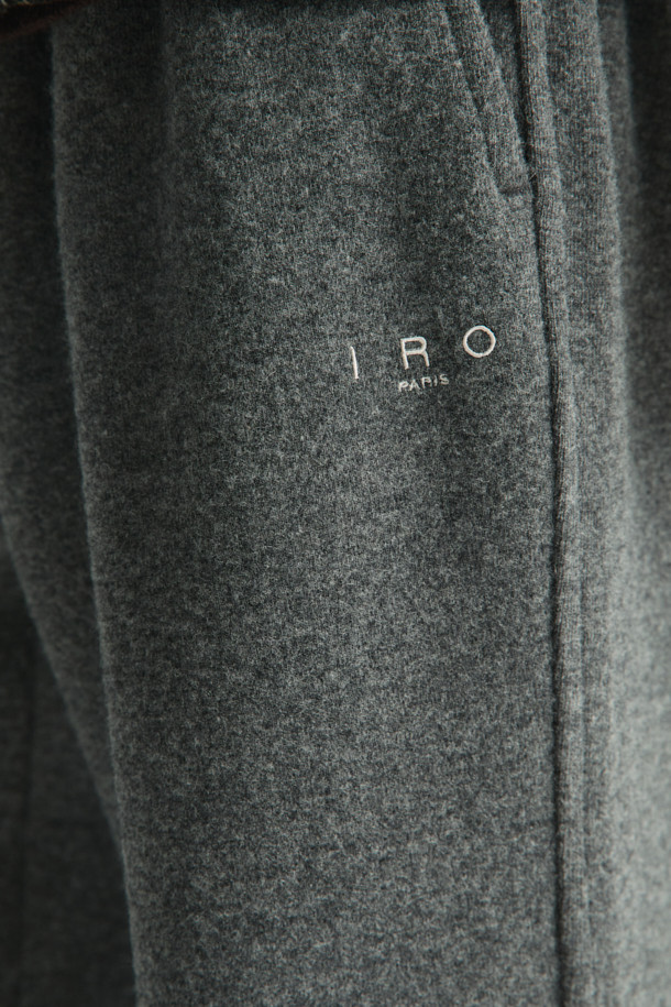 Souple(수플) 울져지 밴딩 팬츠는 가을, 겨울 시즌에 어울리는 베이직 스타일의 밴딩 팬츠입니다. 그레이 컬러의 무지 디자인으로, 울, 면, 나일론 혼방의 져지 소재를 사용하여 편안한 착용감을 선사합니다. 허리 스트링으로 사이즈 조절이 가능하며, 와이드 및 스트레이트 핏으로 제작되어 다리가 길어 보이는 효과를 줍니다. 출근룩이나 비즈니스 캐주얼, 클래식, 미니멀, 캐주얼 등 다양한 스타일 연출이 가능하며, 보온성을 갖춰 겨울철에도 따뜻하게 입을 수 있습니다. 셋업으로도 활용 가능하여 활용도가 높습니다.
