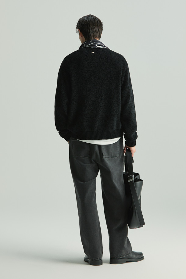 Delie(델리에) 데님 밴딩 팬츠는 가을, 겨울 시즌에 어울리는 블랙 컬러의 데님 팬츠입니다. 일상, 출근룩, 비즈니스 캐주얼에 모두 활용할 수 있으며, 미니멀, 클래식, 캐주얼 스타일을 연출하기 좋습니다. 면 소재의 두꺼운 원단으로 제작되었으며, 와이드 또는 테이퍼드 핏으로 편안한 착용감을 선사합니다. 밴딩 처리와 트위스트 심 라인, 제원단 벨트 디테일, 워싱 가공으로 디자인 완성도를 높였습니다.
