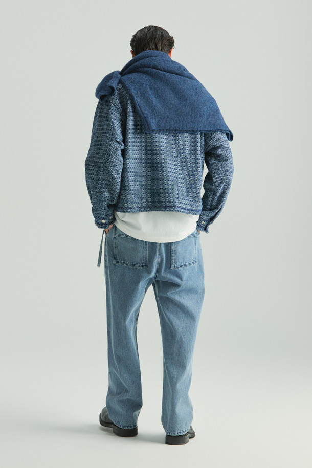 Delie(델리) 데님 밴딩 팬츠는 캐주얼 및 미니멀 스타일을 지향하는 분들을 위한 가을/겨울철 필수 아이템입니다. 넉넉한 와이드 또는 테이퍼드 핏의 릴랙스 핏으로 편안한 착용감을 선사하며, 두꺼운 면 소재로 제작되어 보온성을 높였습니다. 무지 디자인에 워싱 가공을 더해 자연스러운 멋을 더했고, 트위스트 심라인과 제원단 벨트 디테일로 포인트를 주었습니다. 출근룩으로도 활용 가능한 디자인으로, 다양한 상의와 손쉽게 매치하여 세련된 스타일을 연출할 수 있습니다.
