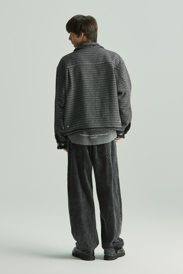 Driot(드리오) 데님 스트레이트핏 팬츠는 가을, 겨울 시즌에 어울리는 블랙 컬러의 데님 팬츠입니다. 무지 패턴에 면 소재로 제작되어 편안한 착용감을 선사하며, 빈티지하면서도 베이직한 스타일을 연출합니다. 워싱 및 브러시 가공으로 은은한 멋을 더했으며, 스트레이트핏 디자인으로 어떤 상의와도 잘 어울립니다. 클래식, 미니멀, 캐주얼 스타일을 즐겨 입는 분들께 추천합니다.
