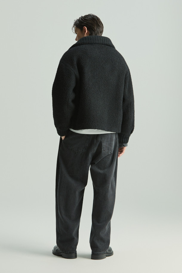 Derive(데리브) 데님 와이드 사이드턱 팬츠는 가을, 겨울 시즌에 어울리는 블랙 컬러의 데님 팬츠입니다. 빈티지 무드의 와이드핏으로, 캐주얼 및 미니멀 스타일을 모두 소화할 수 있습니다. 사이드 턱 디자인과 워싱 및 브러시 가공으로 디테일을 더했습니다. 면과 데님 혼방 소재로 제작되어 편안한 착용감을 제공하며, 긴 기장으로 다양한 스타일 연출이 가능합니다. 데일리룩에 포인트를 더해줄 매력적인 아이템입니다.
