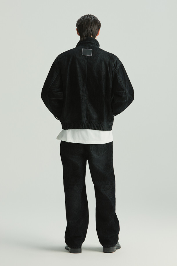 "Nacre(나끄) 벨벳 데님 팬츠"는 가을, 겨울 시즌에 어울리는 와이드 핏의 긴바지입니다. 부드러운 촉감의 면, 레이온 혼방 소재로 제작되어 편안한 착용감을 선사하며, 은은한 광택감이 고급스러운 분위기를 더합니다. 무지 디자인에 쭉 뻗은 핏으로 어떤 상의와도 잘 어울려 베이직하면서도 세련된 스타일을 연출할 수 있습니다. 출근룩, 모임룩 등 다양한 TPO에 활용 가능하며, 클래식, 미니멀, 시크 스타일을 즐겨 입는 분들께 추천합니다. 특히 아우터와 셋업으로 매치하여 더욱 완성도 높은 스타일링을 완성해보세요.
