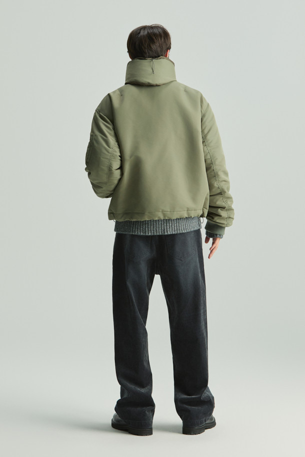 Nacre(나끄르) 벨벳 데님 팬츠는 부드러운 촉감의 벨벳 소재와 면 혼방으로 제작되어 편안한 착용감을 선사합니다. 블랙 컬러의 무지 디자인은 미니멀, 클래식, 시크 스타일을 연출하며, 와이드핏으로 트렌디한 실루엣을 강조합니다. 은은한 광택감이 고급스러움을 더하며, 일상에서 폭넓게 활용하기 좋습니다. 세련된 무드를 완성하는 데님 팬츠를 만나보세요.
