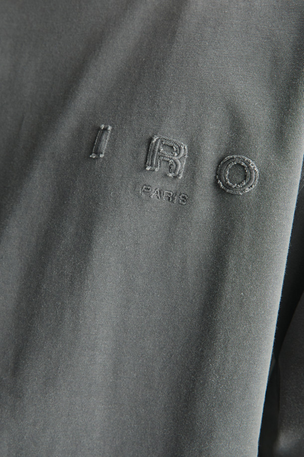 옴브레 로고 아플리케 다잉 긴팔 티셔츠는 베이직한 스타일을 추구하는 분들을 위한 세미 오버핏의 면 긴팔 티셔츠입니다. 가먼트 다잉 기법으로 제작되어 자연스러운 컬러감을 연출하며, 부드러운 촉감이 특징입니다. 전면부에는 IRO 아플리케 자수 로고가, 후면에는 시그니처 부자재가 포인트로 디자인되었습니다. 라운드넥 디자인으로 편안하게 착용 가능하며, 봄, 가을철 일상 및 출근룩, 모임룩 등 다양한 TPO에 활용 가능합니다. 캐주얼, 미니멀, 클래식 스타일을 즐겨 입는 분들께 추천합니다.
