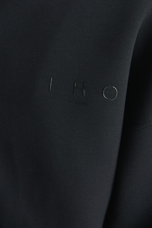 Voile(보일) 쿠션지 후드 집업 티셔츠는 부드러운 촉감의 폴리에스터, 레이온, 폴리우레탄 혼방 소재로 제작되어 편안한 착용감을 선사합니다. 일상에서 캐주얼하게 즐기기 좋은 아이템으로, 오버핏 실루엣과 크롭 기장으로 트렌디한 스타일을 연출합니다. 후드 디자인과 집업 여밈 방식으로 실용성을 더했으며, 시보리 배색 디테일과 풍성한 소매 실루엣이 특징입니다. IRO(아이알오) 시그니처 볼륨 레터링으로 포인트를 주어 미니멀하면서도 스트리트 무드를 더했습니다. 집콕룩이나 산책룩으로 활용하기 좋습니다.
