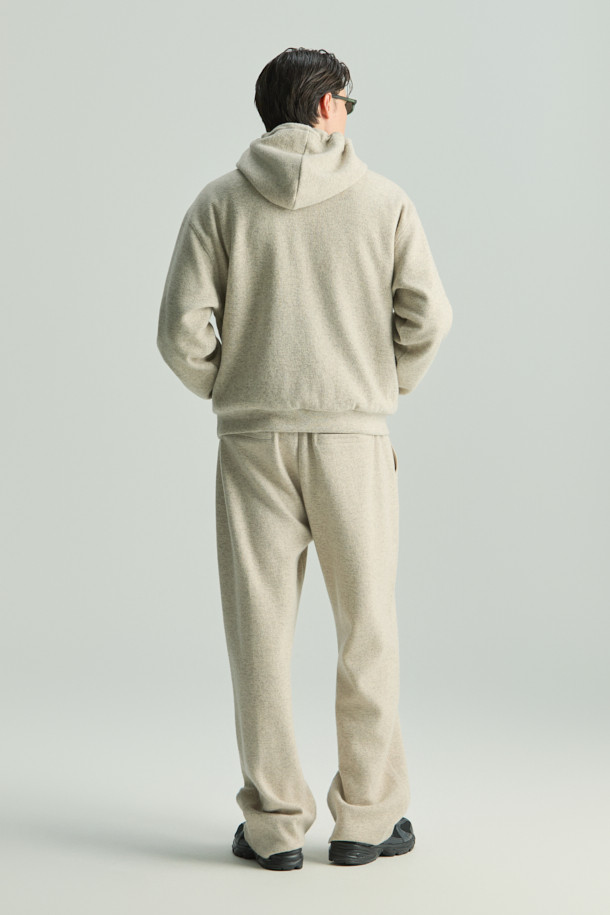 Wouple(우플) 울 져지 후디는 부드러운 울 혼방 져지 소재로 제작되어 가을, 겨울 시즌에 따뜻하게 착용하기 좋습니다. 캐주얼, 미니멀, 클래식 스타일을 아우르며, 일상과 집콕룩, 산책룩 등 다양한 TPO에 활용할 수 있습니다. IRO 시그니처 아플리케 디테일이 돋보이며, 오버핏 크롭 기장으로 트렌디한 무드를 연출합니다. 셋업 스타일링으로 더욱 스타일리시하게 연출해보세요.
