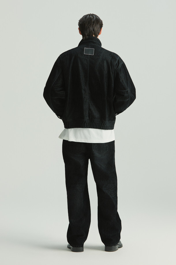 Nuit(뉘) 벨벳 페이드 하이넥 점퍼는 가을, 겨울 시즌에 어울리는 캐주얼 스타일의 여성 점퍼입니다. 부드러운 면과 벨벳 소재를 사용하여 편안한 착용감을 선사하며, 오버핏 디자인으로 트렌디한 핏을 연출합니다. 하이넥 디자인과 페이드 디테일, 은은한 광택감이 돋보이며, 집업 스타일로 간편하게 착용할 수 있습니다. 무지 블랙 컬러로 어떤 옷에도 매치하기 용이하며, 집콕룩이나 산책룩으로 활용하기 좋습니다. 액션 플리츠 디테일이 활동성을 더해주어 편안함과 스타일을 모두 잡았습니다.
