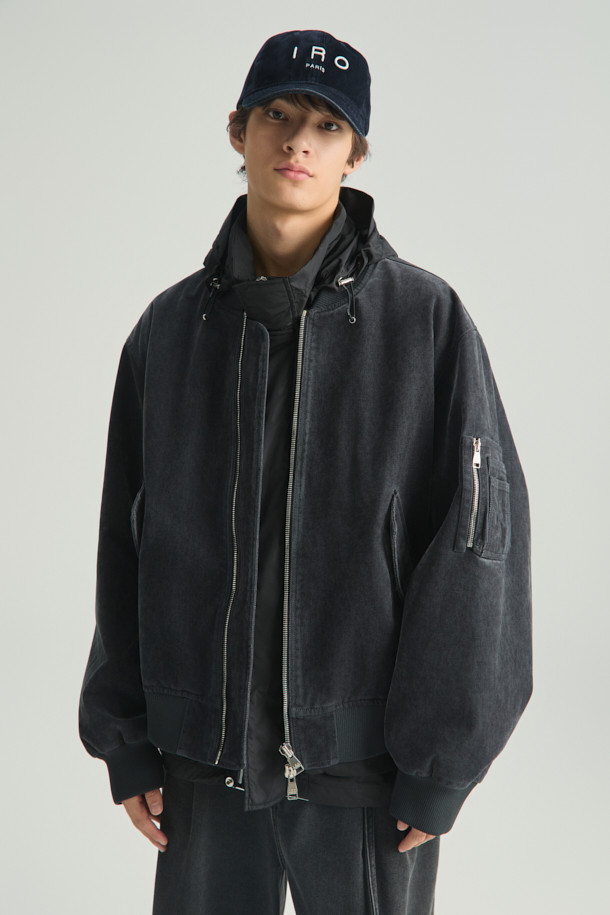 VOL(볼) 벨벳 MA-1 항공 점퍼는 봄, 가을 시즌에 활용하기 좋은 아우터입니다. 블랙 컬러에, 면, 레이온, 폴리에스터 혼방의 벨벳 데님 소재로 제작되어 부드러운 촉감을 선사합니다. 오버핏 크롭 기장으로 캐주얼, 스트릿 스타일을 연출하며, 후드 탈부착이 가능하여 다양한 스타일링이 가능합니다. 액션 플리츠 디테일과 셋업으로도 착용할 수 있어 실용성을 더했습니다. 일상, 봄 소풍룩, 캠핑룩 등 폭넓은 TPO에 활용해보세요.
