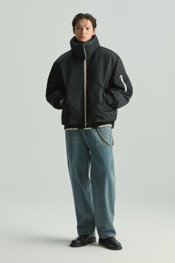 Avius (아비우스) 넥 워머 MA-1 항공 점퍼는 미니멀한 스타일을 추구하는 분들을 위한 겨울철 필수 아이템입니다. 블랙 컬러의 무지 디자인으로 어떤 옷에도 쉽게 매치할 수 있으며, 출근룩이나 여행룩에 모두 잘 어울립니다. 두꺼운 두께감과 프리마로프트 및 거위털 충전재를 사용하여 보온성을 극대화했으며, 넥 워머가 포함되어 있어 더욱 따뜻하게 착용할 수 있습니다. 안감은 폴리에스터 소재로 제작되었으며, 오버핏으로 편안한 착용감을 제공합니다. 집업 방식의 긴소매 크롭 기장 항공 점퍼입니다.
