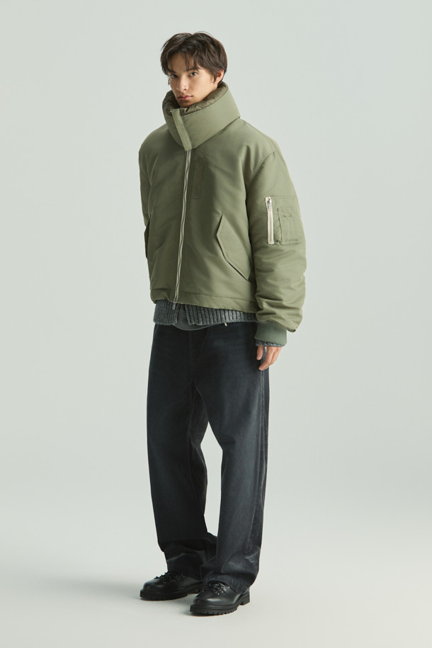 Avius(아비우스) 올메텍스 넥 워머 MA-1 항공 점퍼는 가을과 겨울, 미니멀하고 스트릿 스타일을 즐기는 남녀 모두에게 적합한 아우터입니다. 카키와 올리브 두 가지 색상으로 제공되며, 넥 워머가 포함되어 있어 보온성을 높였습니다. 넉넉한 오버핏에 집업 스타일로 편안하게 착용 가능하며, MA-1 항공 점퍼 특유의 디자인을 보여줍니다. 나일론과 폴리에스테르 혼방 소재에 두꺼운 두께감, 프리마로프트와 거위털 충전재를 사용하여 뛰어난 보온성을 제공합니다. 안감은 폴리에스테르로 마감되었습니다.
