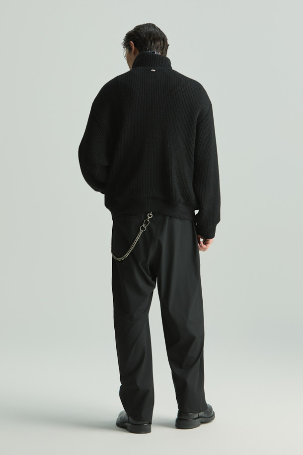 Mousse (무스) 니트 하이넥 점퍼는 겨울철 따뜻함과 스타일을 동시에 잡을 수 있는 베이직한 디자인의 여성 점퍼입니다. 부드러운 모 소재로 제작되어 뛰어난 촉감을 자랑하며, 두꺼운 두께감으로 추운 날씨에도 포근하게 착용 가능합니다. 하이넥 디자인과 긴 소매는 보온성을 높여주며, 오버핏으로 편안한 착용감을 선사합니다. 무지 패턴의 블랙 컬러로 출시되어 다양한 의상과 쉽게 매치할 수 있으며, 출근룩, 모임룩 등 TPO에 구애받지 않고 클래식, 미니멀, 캐주얼 스타일을 연출할 수 있습니다. 안감은 폴리에스터와 레이온 혼방으로 제작되었습니다.
