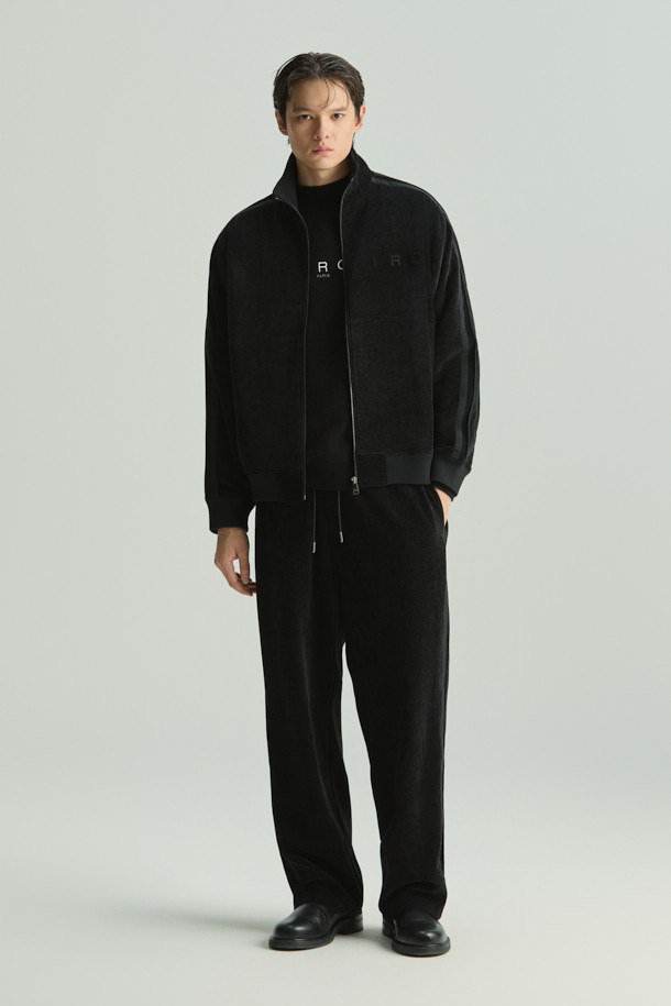 "Mousse(무스) 헤어리 후드 점퍼"는 부드러운 헤어리 질감이 돋보이는 캐주얼 스타일의 오버핏 점퍼입니다. 가을, 겨울 시즌에 어울리는 두꺼운 두께감으로 보온성을 높였으며, 블랙 컬러의 무지 디자인으로 어떤 룩에도 쉽게 매치할 수 있습니다. 후드와 가죽 스트링 디테일이 특징이며, 크롭 기장으로 트렌디함을 더했습니다. 캠핑룩, 산책룩 등 다양한 TPO(Time, Place, Occasion)에 활용 가능하며, 미니멀, 시티보이 스타일을 즐겨 입는 분들께 추천합니다.
