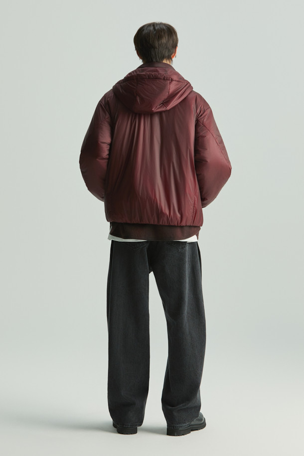 레제르 경량 7D 신슐레이트 후드 점퍼는 가을, 겨울 시즌에 어울리는 남녀 공용 점퍼입니다. 얇은 두께감으로 편안한 착용감을 선사하며, 보온성을 높여주는 신슐레이트 충전재를 사용하여 쾌적하게 입을 수 있습니다. 부드러운 촉감의 7데니어 나일론 소재와 탈부착 가능한 후드 디자인으로 캐주얼하고 베이직한 스타일을 연출합니다. 세미 오버핏으로 제작되어 편안한 활동성을 보장하며, 일상과 여행 등 다양한 상황에 활용 가능합니다. 와인 컬러의 무지 디자인으로 미니멀하고 클래식한 분위기를 더합니다.