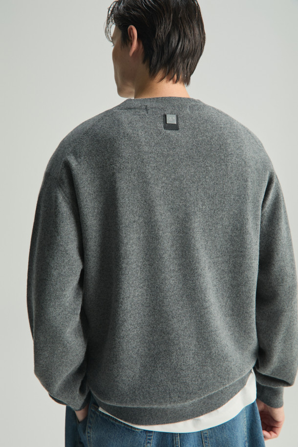 에센셜 캐시미어 블렌드 로고 자수 니트 풀오버는 부드러운 촉감의 울캐시미어 원사를 사용하여 제작되었습니다. IRO(이로) 시그니처 로고 자수가 돋보이는 베이직 스타일의 니트 스웨터입니다. 세미 오버핏으로 편안하게 착용 가능하며, 가을과 겨울에 따뜻함을 더해줍니다. 뒷면 넥 라인에는 새로운 시그니처 부자재가 사용되어 디자인의 완성도를 높였습니다. 클래식, 미니멀, 캐주얼 등 다양한 스타일 연출에 활용하기 좋습니다.
