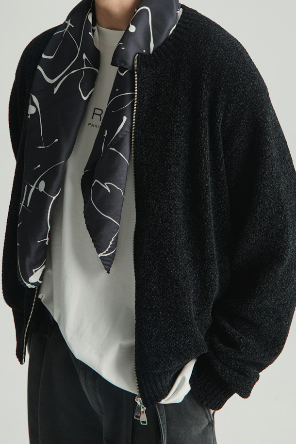 Reflet(흐흘레) 셔닐 집업 가디건은 간절기에 세련된 스타일을 연출하기 좋은 여성용 니트 가디건입니다. 부드러운 셔닐 원사를 사용하여 은은한 광택감과 고급스러운 촉감을 선사하며, 카라리스 디자인과 무지 패턴으로 미니멀하고 시크한 분위기를 더합니다. 세미 오버핏으로 편안하게 착용 가능하며, 블랙 컬러로 다양한 룩에 매치하기 용이합니다. 크롭 기장과 긴 소매, 사이드 포켓 디테일이 실용성을 더하여 일상에서 활용하기 좋습니다.
