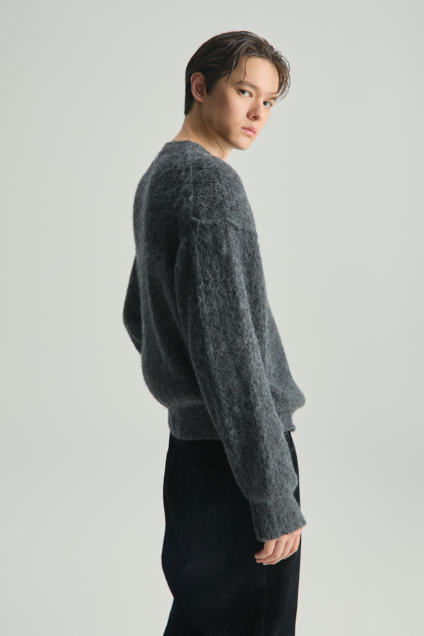 Auras(오라스) 헤어리 니트 풀오버는 부드러운 촉감의 헤어리한 표면감이 돋보이는 겨울용 니트입니다. 아크릴, 알파카, 나일론, 모 혼방 소재로 제작되어 따뜻하고 포근한 착용감을 선사합니다. 오버핏 크롭 기장과 라운드넥 디자인으로 베이직하면서도 미니멀, 클래식, 캐주얼 스타일을 모두 소화할 수 있습니다. 톤 다운된 그레이 컬러와 긴 소매 기장으로 다양한 룩에 활용하기 좋으며, 집콕룩으로 편안하게 즐기기에도 적합합니다. 
