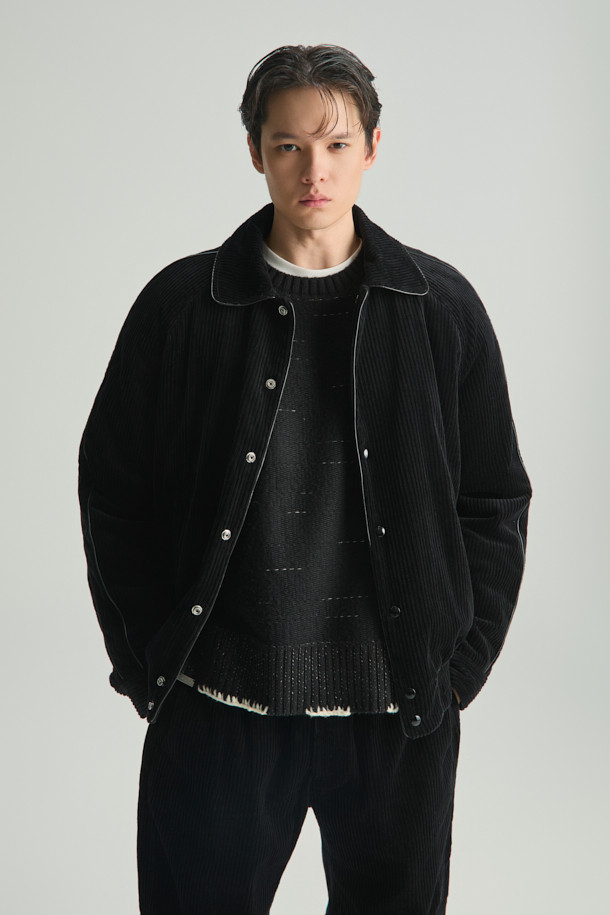 VLAS (블라스) 코듀로이 블루종은 가을과 겨울, 출근룩과 모임룩, 그리고 캐주얼, 미니멀, 클래식한 스타일을 모두 아우르는 아우터입니다. 부드러운 촉감의 코듀로이, 면, 레이온 혼방 소재로 제작되었으며, 세미 오버핏의 크롭 기장으로 트렌디한 핏을 연출합니다. 무지 디자인에 블랙 컬러로 어떤 옷에도 쉽게 매치할 수 있으며, 버튼 여밈과 실용적인 포켓 디테일이 돋보입니다. 긴 소매 기장으로 보온성을 높였으며, 데일리룩에 활용하기 좋은 아이템입니다.
