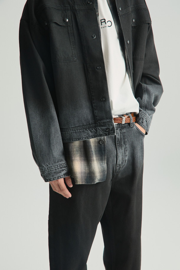 SAONA(사오나) 그라데이션 데님 트러커는 블랙과 그레이 컬러의 조화가 돋보이는 데님 재킷입니다. 봄, 가을 시즌에 어울리는 캐주얼 스타일로, 데이트룩과 봄 소풍룩에 적합합니다. 레귤러핏 디자인에 크롭 기장으로, 미니멀하고 시티보이 무드를 연출할 수 있습니다. 그라데이션 패턴과 로고 레더 탭, 스냅 버튼 탭이 특징이며, 실루엣 조절이 가능합니다. 면과 데님 소재로 제작되어 편안한 착용감을 선사하며, 긴 소매 기장으로 다양한 스타일링을 연출할 수 있습니다.
