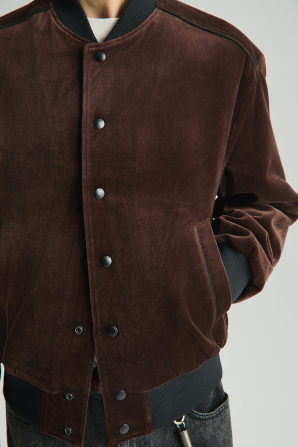 VASSILY (바실리) 벨벳 블루종 재킷은 가을과 겨울, 당신의 스타일을 완성할 아우터입니다. 남녀 모두 착용 가능하며, 클래식하고 미니멀한 스타일을 추구하는 분들께 추천합니다. 부드러운 촉감의 벨벳 소재와 안감 아세테이트의 조화가 고급스러운 착용감을 선사합니다. 무지 디자인에 버튼 여밈 방식으로 간결함을 더했으며, 레귤러핏과 크롭 기장으로 세련된 핏을 연출합니다. 데이트룩, 모임룩, 연말 모임룩 등 다양한 TPO에 활용하여 시크한 스타일을 완성해보세요.
