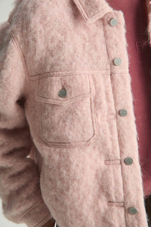 LOFISPE2 (로피스페2) 헤어리 트러커 재킷은 부드러운 촉감의 헤어리 원단으로 제작되어 가을, 겨울 시즌에 따뜻하게 착용하기 좋은 아우터입니다. 스카이블루와 핑크 두 가지 색상으로 출시되었으며, 캐주얼 스타일을 연출하기에 적합합니다. 레귤러핏에 크롭 기장으로 디자인되어 트렌디한 감각을 더했습니다. 모, 폴리에스터, 아크릴 혼방 소재에 면 안감으로 편안한 착용감을 선사합니다. 버튼 여밈 방식의 무지 디자인으로 미니멀하고 클래식한 분위기를 연출할 수 있습니다.
