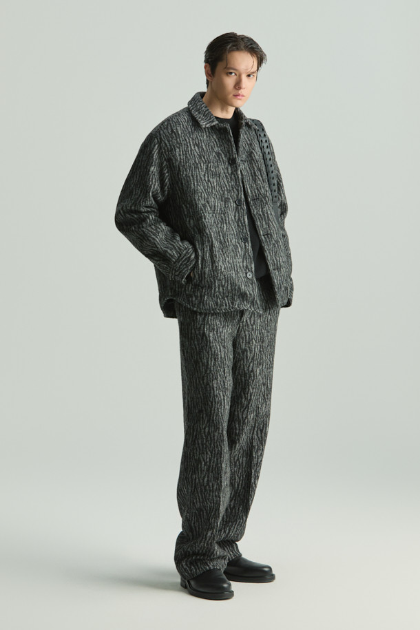 ZACCK(자크) 지브라 와이드 팬츠는 가을, 겨울 시즌에 어울리는 베이직 스타일의 와이드 핏 바지입니다. 블랙과 그레이 두 가지 색상으로 출시되어 다양한 상의와 손쉽게 매치할 수 있습니다. 아크릴, 폴리에스터, 모, 알파카 혼방 소재로 제작되어 따뜻하고 편안한 착용감을 선사합니다. 지브라 패턴으로 포인트를 더해, 클래식, 미니멀, 캐주얼 등 폭넓은 스타일을 소화하며 출근룩, 모임룩으로 활용하기 좋습니다.
