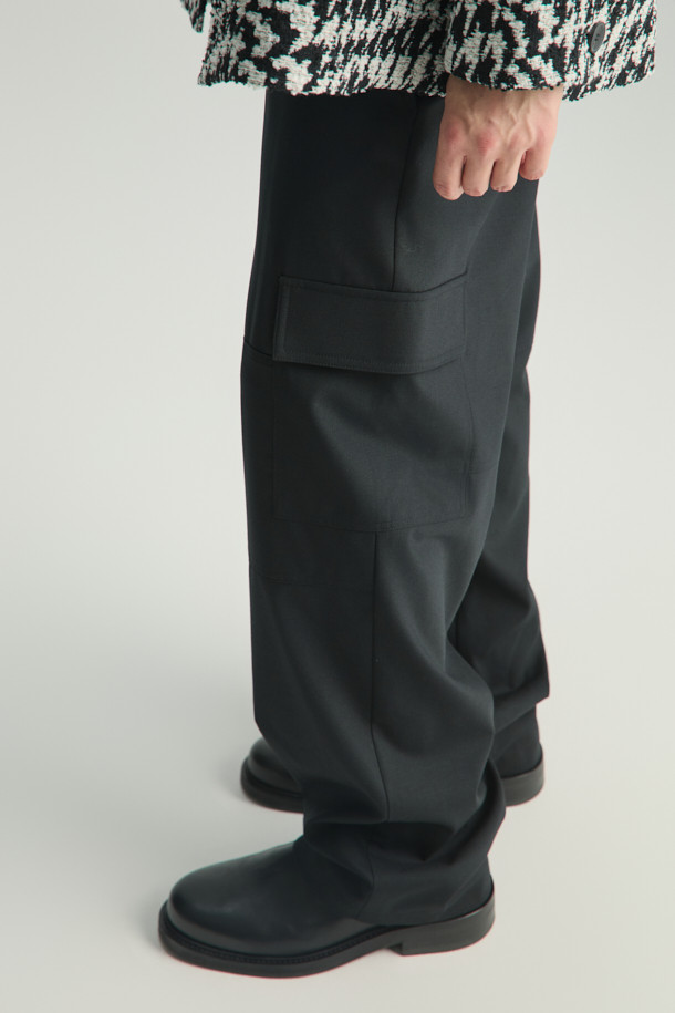 WADI(와디) 와이드 카고 팬츠는 캐주얼 및 미니멀 스타일을 모두 아우르는 블랙 컬러의 긴 기장 카고 팬츠입니다. 폴리에스터, 모, 폴리우레탄 혼방 소재로 제작되어 편안한 착용감과 활동성을 제공하며, 와이드핏 디자인으로 트렌디한 스타일을 연출합니다. 신축성이 있어 편안하게 움직일 수 있으며, 무지 패턴으로 다양한 상의와 쉽게 매치할 수 있습니다. 일상복으로 활용하기 좋은 실용적인 아이템입니다.
