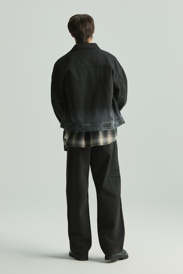 SIMONI(시모니) 그라데이션 와이드 데님 팬츠는 남녀 모두 착용 가능한 캐주얼 스타일의 데님 팬츠입니다. 블랙과 그레이 두 가지 색상으로 출시되었으며, 봄, 가을에 적합한 두께감으로 제작되었습니다. 상단 워싱 처리와 배기핏으로 트렌디한 무드를 연출하며, 그라데이션 패턴이 돋보입니다. 넉넉한 와이드 핏과 양옆, 힙 포켓 디테일로 실용성을 더했으며, 데이트룩, 모임룩 등 다양한 TPO에 활용 가능합니다.
