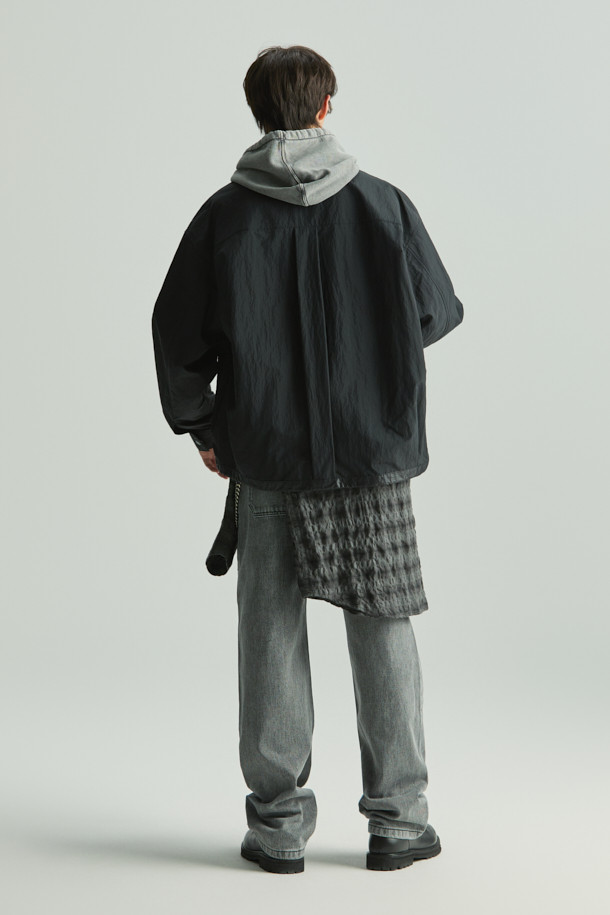 워싱 데님 바이크 팬츠는 남성 고객을 위한 바지로, 봄, 가을에 착용하기 좋습니다. 스포티하면서도 캐주얼한 스타일을 연출하며, 출근룩으로도 활용 가능한 미니멀한 디자인이 특징입니다. 레귤러핏으로 편안한 착용감을 제공하며, 무지 패턴의 그레이 컬러 데님 소재로 제작되었습니다. 사선 포켓 디자인과 바이크 스타일 절개가 돋보이며, 워싱 가공으로 빈티지한 멋을 더했습니다.
