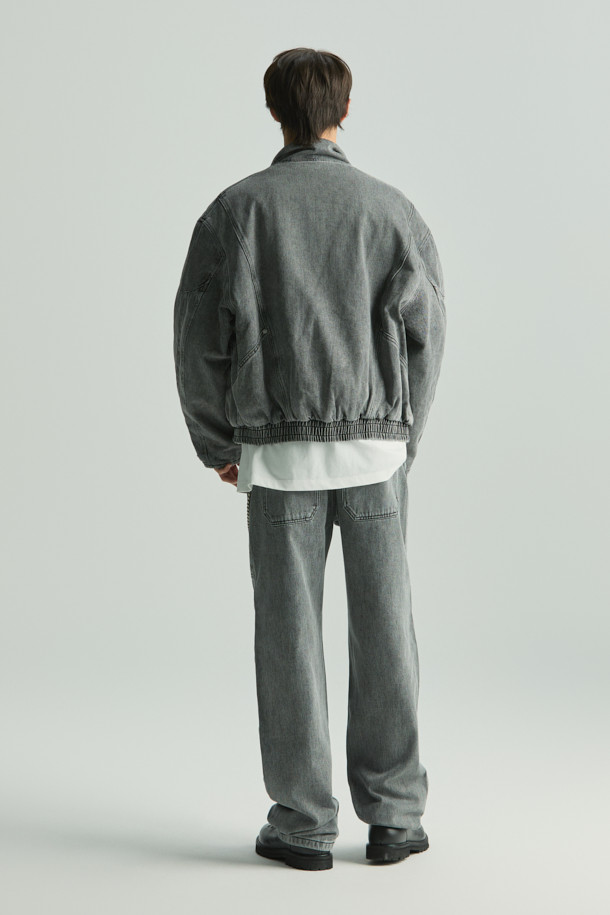 GISILO(지실로) 워시드 데님 바이크 점퍼는 캐주얼 및 스트릿 스타일을 즐기는 분들을 위한 아우터입니다. 그레이 컬러의 데님 소재에 워싱 처리하여 빈티지한 멋을 더했으며, 봄, 가을 간절기에 착용하기 좋습니다. 크롭 기장에 레귤러핏으로 제작되었으며, 집업 방식으로 간편하게 입고 벗을 수 있습니다. 사선 포켓과 바이크 스타일 절개가 특징이며, 폴리에스터와 면 혼방의 안감으로 편안한 착용감을 제공합니다. 긴 소매 기장의 데님 점퍼로 다양한 스타일 연출에 활용할 수 있습니다.
