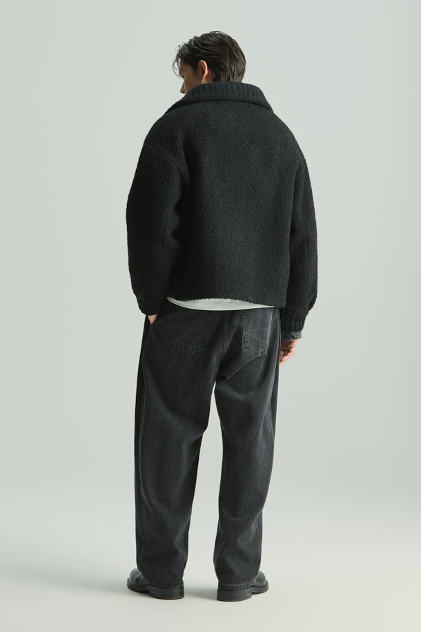 SANOBSPE(사놉스페) 니트 하이브리드 ZIP-UP(집업) 자켓은 가을과 겨울, 일상에서 착용하기 좋은 아우터입니다. 블랙 컬러의 헤링본 패턴이 특징이며, 세미 오버핏의 크롭 기장으로 스타일리시함을 더했습니다. 부드러운 촉감의 두꺼운 니트 소재로 제작되었으며, 모, 아크릴, 폴리에스터, 나일론, 레이온, 알파카 등 다양한 소재가 혼방되어 보온성을 높였습니다. 2WAY(투웨이) 지퍼와 니트 배색 디테일이 돋보이며, 출근룩, 모임룩, 데이트룩 등 다양한 TPO(티피오)에 클래식, 미니멀, 시크한 스타일을 연출하기 좋습니다. 안감 또한 니트 소재로 제작되어 편안한 착용감을 선사합니다.
