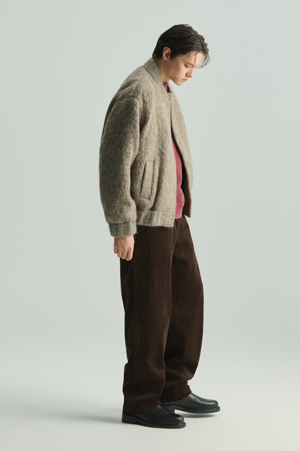 MAHIANASPE1 헤어리 봄버 재킷은 캐주얼, 클래식, 미니멀 스타일을 즐기는 분들을 위한 봄 소풍룩을 완성해 줄 아우터입니다. 멜란지 베이지 컬러의 헤어리 울 블렌디드 소재로 제작되어 부드러운 촉감과 따뜻함을 선사합니다. 레귤러핏으로 편안하게 착용 가능하며, 긴소매와 스냅 여밈 방식으로 디자인되었습니다. 안감은 아세테이트, 레이온, 면 소재를 사용하여 활동성을 높였습니다. 봄 스타일링에 포인트를 더해줄 봄버 재킷을 만나보세요.
