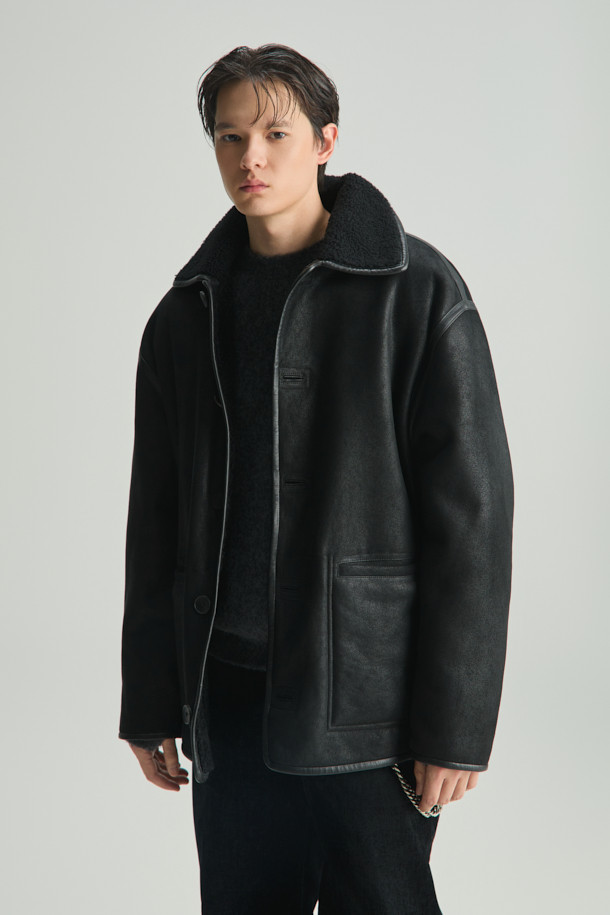 CORRI(코리) 중기장 투 포켓 시어링 재킷은 부드러운 양가죽 소재로 제작되어 뛰어난 착용감을 선사합니다. 블랙 컬러의 무지 디자인에 오버핏 실루엣으로 캐주얼하고 미니멀한 스타일을 연출합니다. 안감은 시어링으로 마감되어 한겨울에도 따뜻하게 착용 가능하며, 두꺼운 이너와 함께 레이어드하여 더욱 포근하게 즐길 수 있습니다. 투 포켓 디자인과 버튼 여밈으로 실용성을 높였으며, 데이트룩이나 연말 모임룩 등 다양한 TPO에 활용 가능합니다. 클래식한 무드까지 더해져 소장 가치를 더하는 아이템입니다.
