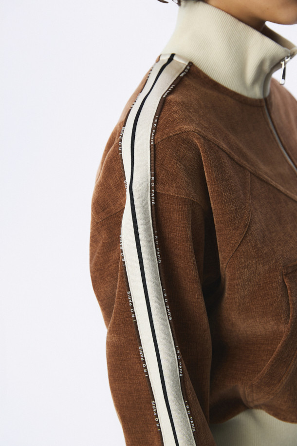 TRILLA 2.0 트랙 재킷은 여성용 아우터로, 봄/가을 계절에 활용하기 좋은 얇은 두께의 블루종 스타일 트랙 재킷입니다. 브라운 컬러에 하이넥 디자인과 옆선 로고 테이핑 디테일이 스포티하면서도 캐주얼한 무드를 연출합니다. 레귤러핏으로 제작되었으며, 집업 방식으로 간편하게 착용할 수 있습니다. 일상, 산책, 여행 등 다양한 TPO에 스타일리시하게 매치하여 캐주얼, 스포티, 미니멀 스타일을 완성할 수 있습니다. 긴 소매 기장의 폴리에스테르와 폴리우레탄 혼방 소재로 제작되었습니다.
