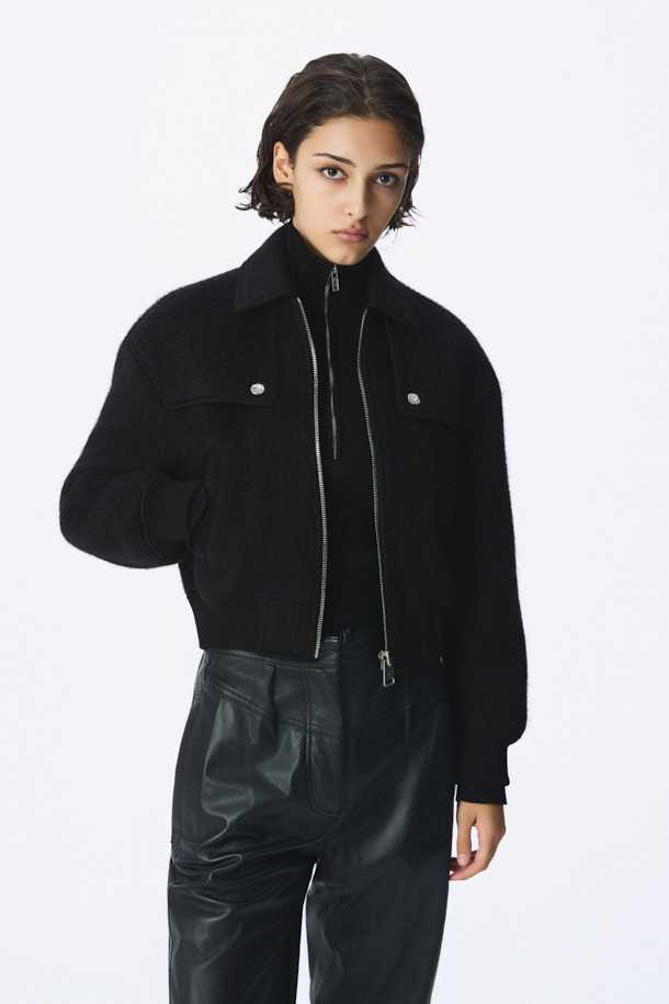 **MERCI (메르시) 울 봄버 재킷**은 부드러운 촉감의 울, 아크릴, 나일론, 모헤어 혼방 소재로 제작된 캐주얼 스타일의 봄버 재킷입니다. 블랙 색상에 루즈핏 크롭 기장으로, 드롭 숄더와 플랩 디테일, 사선 포켓, 골지 립 마감, 안감 처리가 돋보입니다. 데이트룩, 봄 소풍룩 등 다양한 TPO에 어울리며, 미니멀하고 클래식한 스타일을 연출하기 좋습니다. 긴 소매, 집업 여밈 방식으로 간편하게 착용할 수 있습니다.
