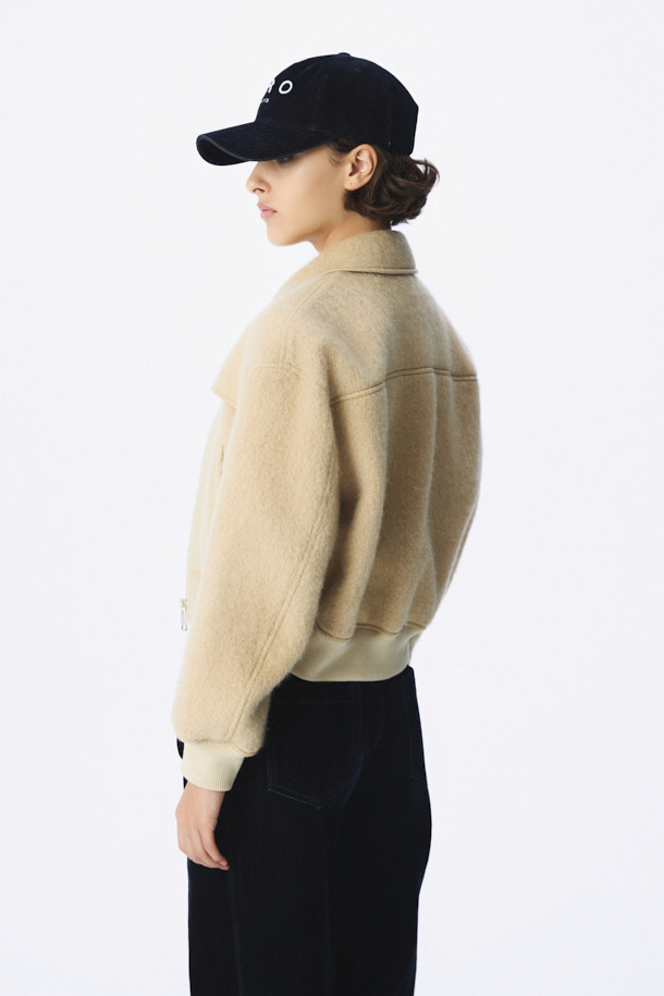 MERCI(메르시) 울 봄버 재킷은 캐주얼, 미니멀, 클래식 스타일을 아우르는 여성용 봄버 재킷입니다. 울, 아크릴, 나일론, 모헤어 혼방 소재로 제작되어 부드럽고 고급스러운 촉감을 선사하며, 봄 시즌에 적합합니다. 드롭 숄더와 플랩 디테일, 사선 포켓 디자인이 특징이며, 루즈핏 크롭 기장으로 편안하면서도 세련된 핏을 연출합니다. 안감은 폴리에스터를 사용하여 활동성을 높였으며, 골지 립 마감으로 완벽한 핏을 완성합니다. 봄 소풍룩, 산책룩 등 가벼운 일상에 활용하기 좋은 아이템입니다.
