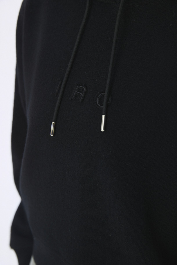 LAINE(레인) 울 저지 후디는 여성 및 남성 모두 착용 가능한 오버핏 후디입니다. 부드러운 촉감의 울, 면, 나일론 혼방 소재로 제작되어 가을, 겨울철 따뜻하게 입을 수 있습니다. 베이직하고 캐주얼한 스타일로, 집콕룩과 산책룩 등 편안한 TPO에 적합합니다. 블랙 컬러에 IRO 자수 로고가 포인트로 들어가 미니멀하고 클래식한 무드를 선사합니다. 두꺼운 두께감과 긴 소매 기장으로 보온성을 높였습니다.
