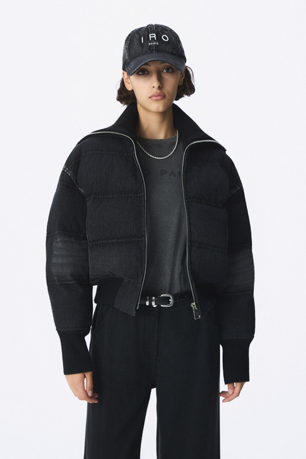 CHANE(샤넬) 데님 다운 점퍼는 여성용 아우터로, 겨울철 캐주얼 스타일을 연출하기에 적합합니다. 블랙 컬러의 무지 디자인에 크롭 기장으로 세련된 핏을 선사하며, 집업 스타일로 간편하게 착용할 수 있습니다. 데님과 면 소재의 조화로 제작되어 두꺼운 두께감을 자랑하며, 폴리에스터와 레이온 안감으로 보온성을 높였습니다. 니트 밴드와 사이드 포켓 디테일이 돋보이는 롱 슬리브 다운 재킷입니다.
