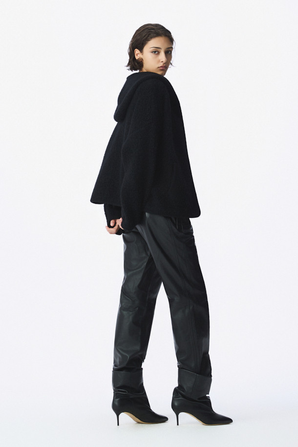 COUP DE (쿠 드) 니트 후드 재킷은 가을과 겨울, 일상에서 편안하게 착용하기 좋은 여성용 상의입니다. 부드러운 촉감의 나일론, 모, 모헤어, 폴리우레탄 혼방 소재로 제작되어 뛰어난 보온성을 제공합니다. 캐주얼, 미니멀, 클래식 스타일을 아우르며, 오버핏으로 편안하게 떨어지는 핏과 드롭숄더 디자인이 특징입니다. 블랙 색상의 무지 디자인에 후드 네크라인과 긴 소매, 바인딩 디테일을 더해 미니멀한 무드를 연출합니다. 집콕룩, 산책룩 등 다양한 TPO에 활용할 수 있는 실용적인 아이템입니다.
