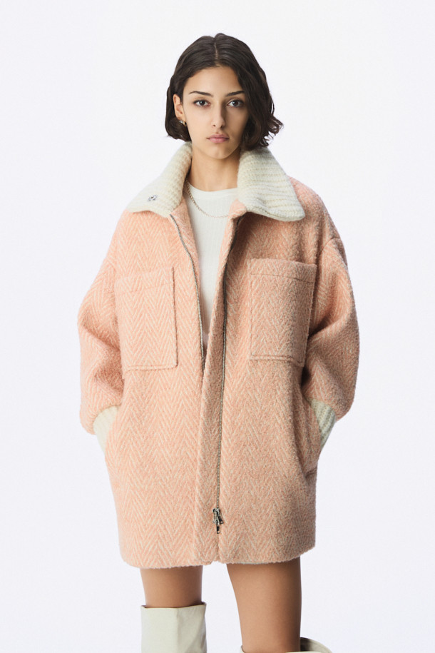 SANABSPE(사납스페) 하이넥 부클 코트는 포근하고 따뜻한 겨울을 위한 필수 아이템입니다. 핑크 컬러의 부클 소재가 사랑스러운 분위기를 연출하며, 오버핏 디자인으로 편안한 착용감을 선사합니다. 하이넥 디자인과 집업 여밈 방식으로 보온성을 높였으며, 플랫 포켓과 사이드 히든 포켓으로 실용성을 더했습니다. 모, 아크릴, 폴리에스터, 나일론, 레이온 등 다양한 소재 혼방으로 부드러운 촉감과 우수한 보온성을 자랑합니다. 데이트룩, 클래식, 미니멀, 캐주얼 등 다양한 스타일 연출에 활용 가능한 니트 코트입니다.
