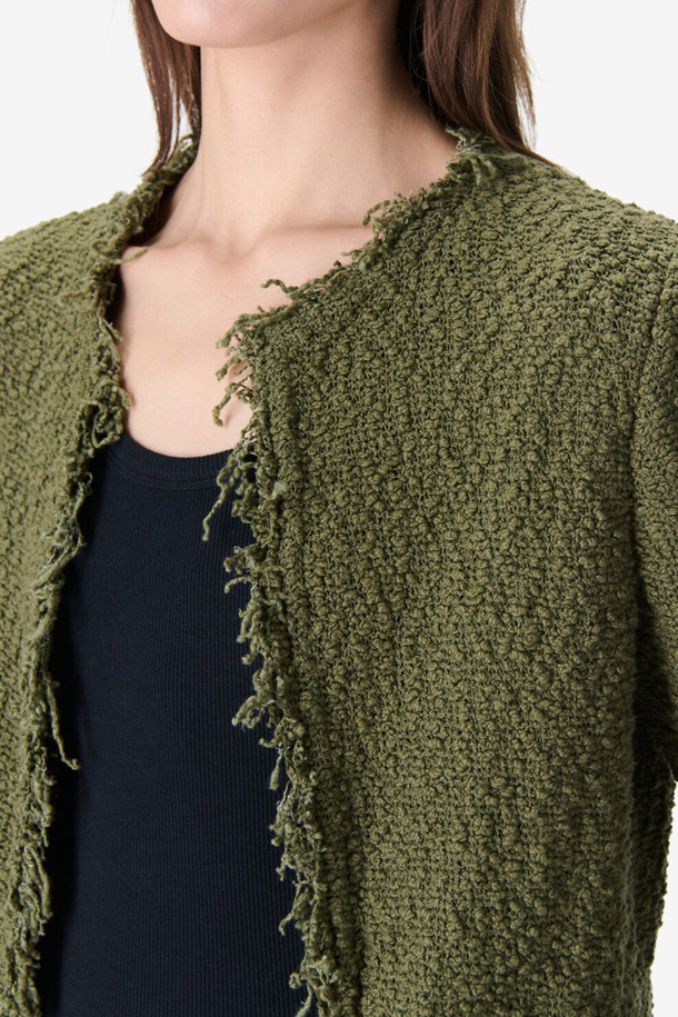 샤바니 트위드 가디건은 여성스러운 실루엣을 연출하는 슬림핏 가디건입니다. 올리브 그린과 블랙 두 가지 색상으로 출시되었으며, 면과 나일론 혼방 소재로 제작되어 부드러운 촉감을 선사합니다. 봄, 가을 시즌에 적합하며, 중간 두께감으로 간절기에도 활용하기 좋습니다. 클래식하고 엘레강스한 무드를 자아내 데이트룩, 모임룩, 카페룩 등 다양한 TPO에 매치하기 좋으며, 프린지 디테일, 사이드 포켓, 어깨 패드로 포인트를 더했습니다. 오픈 스타일의 크롭 기장 가디건으로, 미니멀, 시크 스타일을 즐기는 분들께 추천합니다.
