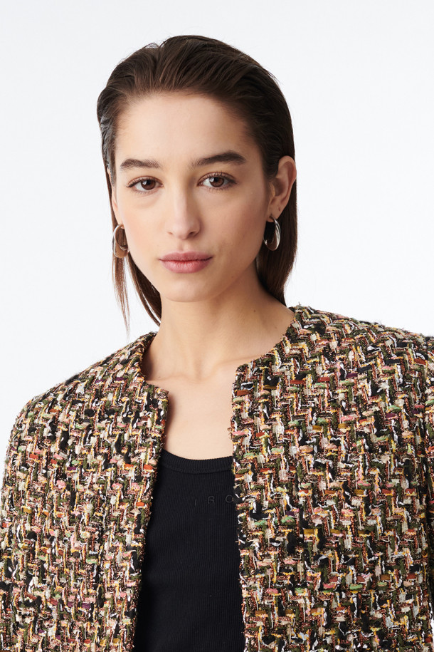 세련된 무드의 WANNY 트위드 재킷입니다. 멀티컬러와 메탈릭 컬러의 조화가 돋보이며, 봄, 가을에 입기 좋은 두꺼운 두께감의 숏 기장 자켓입니다. 클래식하고 엘레강스한 스타일을 연출하며, 오픈형 디자인에 래귤러핏으로 편안하게 착용 가능합니다. 데이트룩, 모임룩, 오피스룩 등 다양한 TPO에 활용할 수 있으며, 클래식, 미니멀, 시크한 스타일을 선호하는 여성분들께 추천합니다. 폴리에스터, 아크릴, 면, 나일론, 모, 금속섬유, 레이온, 그리고 면 안감으로 제작되어 고급스러운 촉감을 선사합니다.
