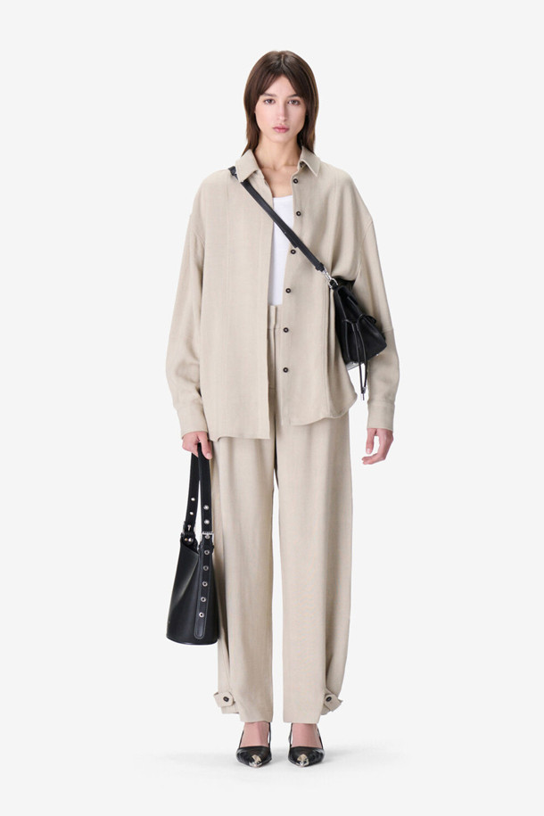 AUDE(오드) 캐주얼 오버 셔츠는 여성 의류로, 가을과 겨울에 착용하기 좋은 롱 기장의 캐주얼 셔츠입니다. 베이지 색상의 무지 디자인으로, 드롭 숄더와 힙을 덮는 기장이 특징입니다. 레이온 소재로 제작되어 두꺼운 두께감을 가지며, 루즈핏으로 편안한 착용감을 선사합니다. 셔츠 카라와 긴 소매, 버튼 여밈 방식으로 클래식하면서도 미니멀한 스타일을 연출할 수 있습니다. 겨울 데일리룩, 동네 마실룩, 카페룩 등 다양한 TPO에 활용하기 좋은 아이템입니다.
