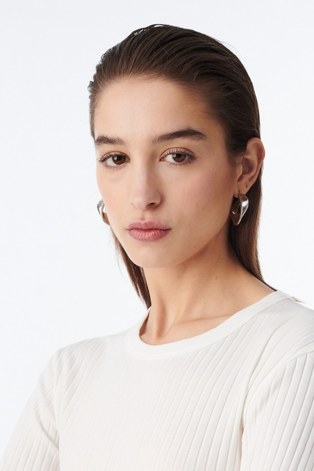 ERSILIA (에르실리아) 립 롱 티셔츠는 베이직 스타일의 여성 상의입니다. 면과 폴리우레탄 혼방 소재로 제작되어 편안한 착용감을 선사합니다. 라운드넥에 긴 소매, 슬림핏으로 디자인되었으며, 롱 기장으로 트렌디함을 더했습니다. 소매 끝단 슬릿 디테일이 돋보이며, 미니멀, 클래식, 캐주얼 룩에 모두 잘 어울립니다. 무지 디자인으로 다양한 스타일 연출에 활용하기 좋습니다.
