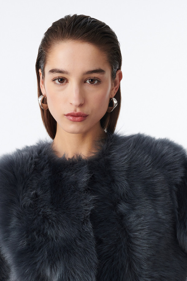 REAL(리얼) 시어링 숏 재킷은 겨울 시즌, 당신의 스타일을 완성해 줄 아우터입니다. 부드러운 천연 양가죽 소재와 롱 퍼 디테일, 라운드 넥 라인으로 클래식 무드를 연출합니다. 안감 전체가 퍼로 마감되어 보온성을 높였으며, 히든 버튼 여밈 방식으로 깔끔한 실루엣을 더했습니다. 크롭 기장의 레귤러 핏으로, 데이트룩, 모임룩, 연말 모임룩 등 다양한 TPO에 활용 가능합니다. 블랙 컬러의 무지 디자인은 미니멀하고 시크한 스타일을 선호하는 여성분들께 추천합니다.
