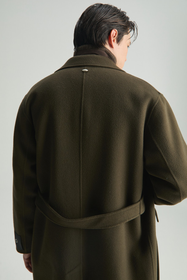 Épure(에푸르) 캐시미어 블렌드 핸드메이드 싱글 롱코트는 가을, 겨울 시즌 당신의 품격을 높여줄 아우터입니다. 모와 캐시미어 혼방 소재로 제작되어 부드러운 촉감을 선사하며, 세미 오버핏으로 편안한 착용감을 제공합니다. 클래식과 미니멀 스타일을 지향하는 디자인으로, 그레이 컬러의 무지 패턴이 어떤 룩에도 자연스럽게 어울립니다. 출근룩, 오피스룩, 모임룩 등 다양한 TPO에 활용 가능한 2버튼 싱글 코트로, 헨드메이드 봉제 디테일이 고급스러움을 더합니다.