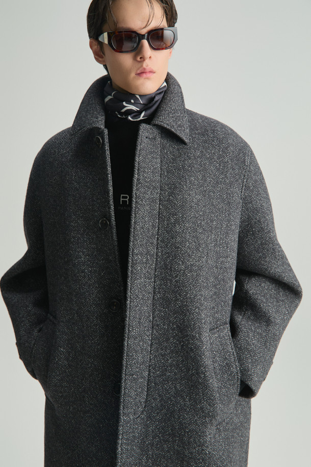 펠트 멜란지 울 발마칸 롱코트입니다. 캐주얼, 클래식, 미니멀 스타일을 아우르며, 가을과 겨울철 출근룩에 적합합니다. 멜란지 그레이 컬러의 헤링본 패턴이 특징이며, 무릎을 덮는 롱 기장과 세미 오버핏으로 세련된 실루엣을 연출합니다. 모, 나일론, 알파카 혼방의 고급스러운 소재와 폴리에스터 안감으로 편안한 착용감을 선사합니다. 버튼 여밈 방식과 긴 소매 디자인으로 보온성을 더했습니다.